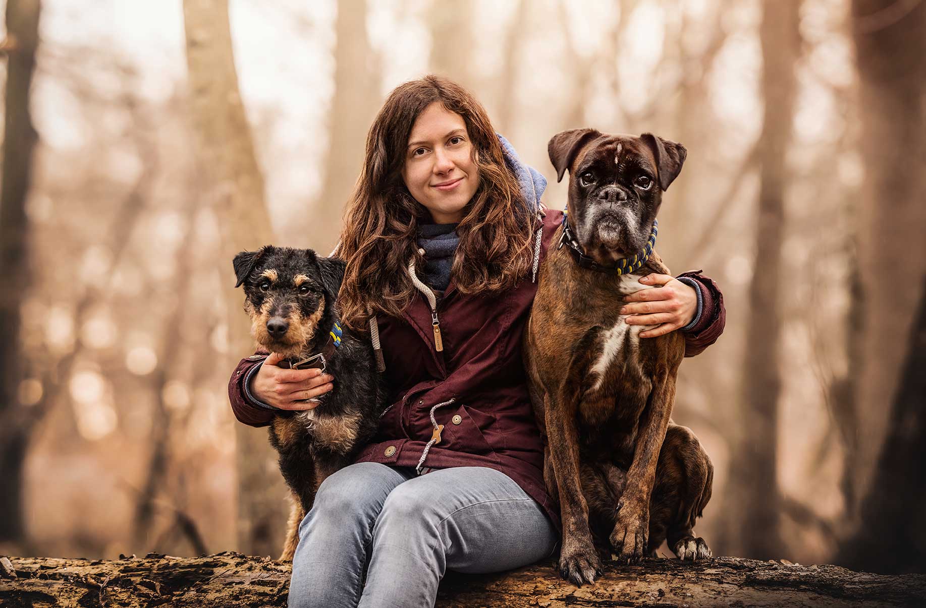 Mirella Kutterer mit Jagdterrier Ronny und Boxerhündin Amy